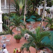 Het Courtyard (binnenplaats), één van de 18 bars/restaurants in het Raffles Hotel    