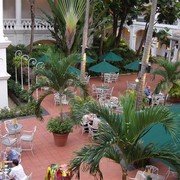 Het Courtyard (binnenplaats), één van de 18 bars/restaurants in het Raffles Hotel