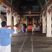 Schalmei-toeterende hindu in de Sri Mariamman tempel in Chinatown.