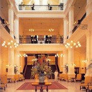 De lobby van het Raffles Hotel (foto van Albert Lim K.S. uit "Raffles Hotel Style", uitgave Raffles Hotel, 1997). Alle andere foto's in dit album zijn van Hans Vervoort.    