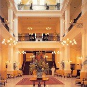De lobby van het Raffles Hotel (foto van Albert Lim K.S. uit "Raffles Hotel Style", uitgave Raffles Hotel, 1997). Alle andere foto's in dit album zijn van Hans Vervoort.