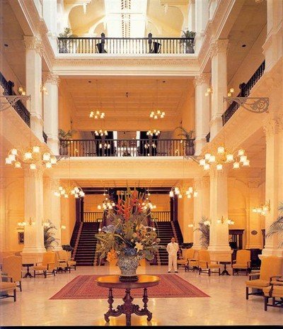 De lobby van het Raffles Hotel (foto van Albert Lim K.S. uit "Raffles Hotel Style", uitgave Raffles Hotel, 1997). Alle andere foto's in dit album zijn van Hans Vervoort.    
