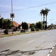 "Mijn" straat, de Wonokitri-boulevard, nu Jalan Raya Adityawarman. Een korte brede straat, met aan weerskanten 15 villa's in Hollands-koloniale stijl.