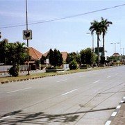 "Mijn" straat, de Wonokitri-boulevard, nu Jalan Raya Adityawarman. Een korte brede straat, met aan weerskanten 15 villa's in Hollands-koloniale stijl.    