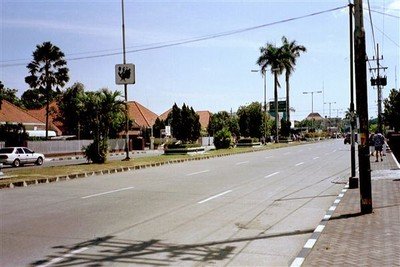 "Mijn" straat, de Wonokitri-boulevard, nu Jalan Raya Adityawarman. Een korte brede straat, met aan weerskanten 15 villa's in Hollands-koloniale stijl.    