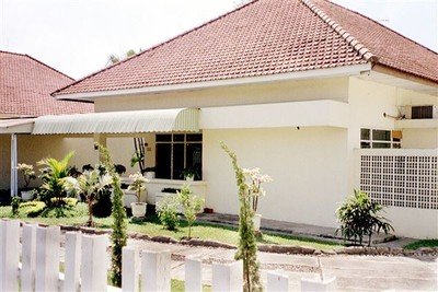 "Mijn" huis. Het wordt nu bewoond door een generaal die liet weten geen prijs te stellen op bezoek. Het zou hem vermoedelijk ook niet bevallen als ik hem vertelde dat mijn vader "slechts" onderluitenant was toen wij daar woonden. Het zou een aantasting van zijn hoge status zijn.