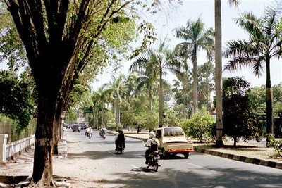Dit heette vroeger de Coen Boulevard, een korte brede boulevard. Sjiek. Nu oogt het wat vervallen.    