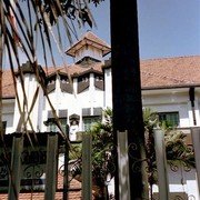 De rk-hbs van Surabaya aan de Coen Boulevard, nog steeds in gebruik als katholieke middelbare school voor Indonesische kinderen. Het gebouw dateert uit 1923 (zie de gevel).