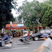 In wat vroeger de Palmenlaan heette ligt nog steeds de ijssalon Zangrandi. Vanwege de drukte kunnen we niet oversteken.