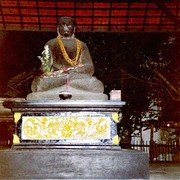 Tegenover het paleis staat de Jogodolok, het aloude beeld van een Javaanse prins in buddha-zit. Vroeger stond het hier onder een waringin, nu is er een altaargebouwtje voor opgericht en staat de prins droog. Zijn stenen ogen kijken vredig op ons neer.