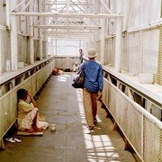 Tunjungan is te druk om er als voetganger over te steken. Hier en daar zijn loopbruggen gemaakt. Een mooie plek voor bedelaars. Zij hebben een taak in de moslim-gemeenschap: ze geven de gelovigen de kans om goed te doen.