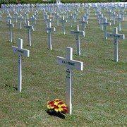 Hier ligt mijn één jaar oudere broer Robbie, overleden in het kamp in Ambarawa en hier herbegraven.