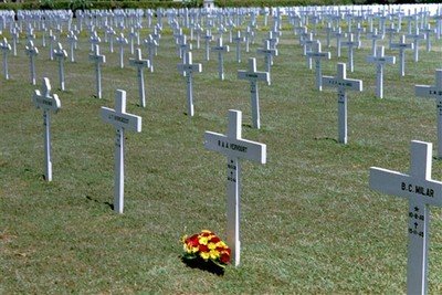 Hier ligt mijn één jaar oudere broer Robbie, overleden in het kamp in Ambarawa en hier herbegraven.    