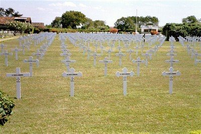 Bij Rob in de buurt liggen vijf kinderen Engelenburg, allemaal overleden op 29 oktober 1945. Dat was in de Bersiap-tijd, de roerige periode vlak na de beeindiging van de oorlog. Welke vreselijke gebeurtenis heeft deze 5 slachtoffers gemaakt?