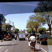 Surabaya is een warme en drukke stad.