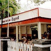 De volgende dag lukt het ons om aan de overkant te komen. Zangrandi en het Hoenkwe-huis (specialiteit: nogat-ijs met slagroom) waren in de jaren vijftig de beste ijssalons van Surabaya. Zangrandi is er nog.