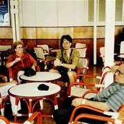 Hier zitten (vlnr) Maja, Martine, Eric en Yopi te wachten op onze bestelling.