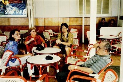 Hier zitten (vlnr) Maja, Martine, Eric en Yopi te wachten op onze bestelling.    