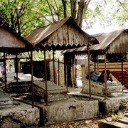 De begraafplaats wordt langzamerhand overgenomen door de omliggende kampongs, die uit hun voegen barsten. Buurtbewoners doen een dutje op de zerken.