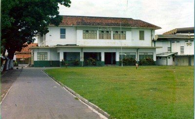 Toen in 1952 de rk-hbs een Indonesische school werd gingen alle Nederlandstalige leerlingen naar de middelbare school van de SSV (Surabaiase School Vereniging) aan de Gentengkali. Dit gebouw is er een deel van. Het is nu een kantoor van het ministerie van onderwijs. De Gentengkali was zo verkeersdruk dat we er niet konden stoppen. Deze foto dateert uit 1974.