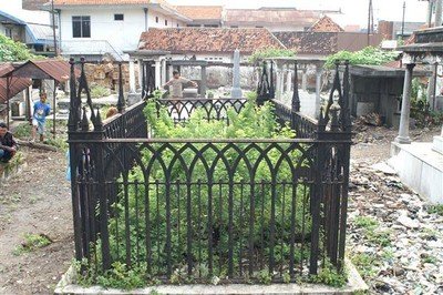 Er lag nog een hooggeplaatst persoon op Peneleh mailde zijn nazaat Koos Broenink mij toen wij alweer in Nederland waren. Het betrof de Gouverneur-Generaal Pieter Merkus die tijdens een dienstreis in 1844 in Surabaya overleed. Mijn zus Martine en haar man Theo Bakkenes gingen in april 2006 op zoek naar dit graf. Eén van de kampongbewoners wist het te vinden. Zo zag het er uit.