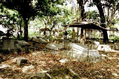 Peneleh is het oudste kerkhof van Surabaya, het dateert uit pakweg 1850. In de jaren dertig van de vorige eeuw schreef Willem Walraven erover: "Het is er gloeiend heet en het is er geheel boomloos. De graven liggen in het gelid want de doodgraver was bepaald een sergeant". Nu groeien er heel wat bomen, het kerkhof is verwaarloosd.