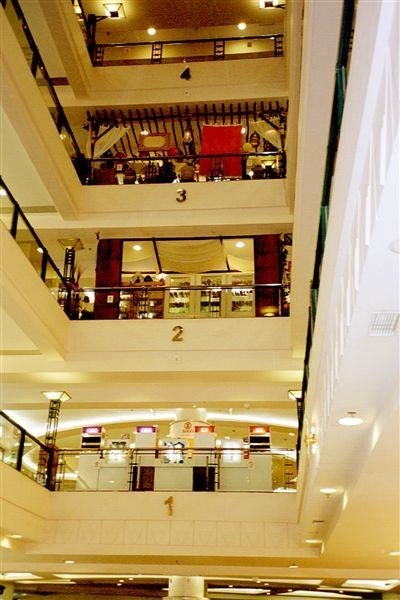 Aan Tunjungan ligt nu (naast het gelijknamige hotel) een enorm warenhuiscomplex waar de Bijenkorf wel zes keer in kan. In Plaza Tunjungan zijn alle luxe merken kleding, cosmetica, schoeisel te koop, er zijn foodcourts en supermarkten. Alles straalt luxe uit. En wat je bij die luxe en die prijzen in dit ontwikkelingsland niet zou verwachten: het is er druk, met vooral Indonesische klanten die zich per taxi laten aanvoeren en ook weer per taxi vertrekken.