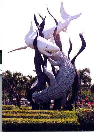 Dit beeld (het staat in de buurt van de dierentuin) is een weergave van het gevecht tussen een haai (Suro) en een krokodil (boyo) dat volgens de overlevering plaats vond in de zee waar later de stad Surabaya ontstond. Suro betekent ook dapper en boyo ook gevaar. Surabaya betekent dus: dapper in gevaar. (foto Theo Bakkenes)