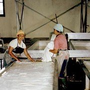 Hier wordt natuurrubber gemaakt uit de latex die afgetapt wordt van rubberbomen. In de herrie van spoel- en persmachines (op één ervan zie ik het jaartal 1926 staan) zwoegt een dozijn mannen en vrouwen.