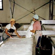 Hier wordt natuurrubber gemaakt uit de latex die afgetapt wordt van rubberbomen. In de herrie van spoel- en persmachines (op één ervan zie ik het jaartal 1926 staan) zwoegt een dozijn mannen en vrouwen.    