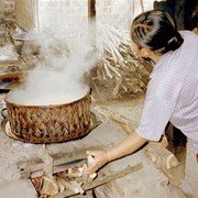 De suikerfabriek. Op het oventje staat een grote ronde koperen pan en daarin pruttelt het zoetig geurende bruine drab. Er zijn twintig palmbomen nodig om één pan te vullen. Het eindresultaat is een paar kilo ronde staven gula jawa (Javaanse suiker). Waarde: enkele kwartjes.