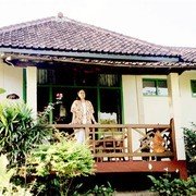 Maja op het balkon van onze éénkamer-bungalow.