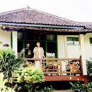 Maja op het balkon van onze éénkamer-bungalow.    