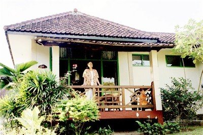 Maja op het balkon van onze éénkamer-bungalow.    