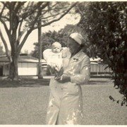 En toen kwam de eersteling: Rob Vervoort, geboren op 26 februari 1938 in Magelang, een garnizoensplaats op Midden-Java. Hij kwam ter wereld in het militair ziekenhuis, de verpleegster laat hem trots zien.