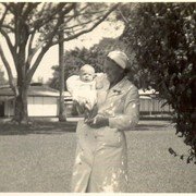 En toen kwam de eersteling: Rob Vervoort, geboren op 26 februari 1938 in Magelang, een garnizoensplaats op Midden-Java. Hij kwam ter wereld in het militair ziekenhuis, de verpleegster laat hem trots zien.    