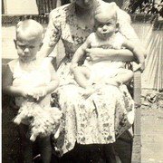 En toen kwam nummer twee: Hans, geboren op 22 april 1939. Ook in Magelang. "Alles kijkt zuur tegen het zonnetje" heeft mijn vader hier bij geschreven, en een datum: 20/2/40.
