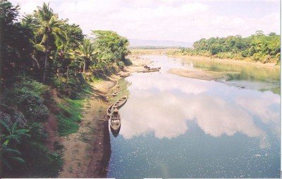 Onderweg: rivier (Mandiri?) bij Sukabumi, onderweg van Bogor naar Bandung.    