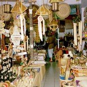 Aan het pleintje een reeks winkeltjes, gewijd aan het lokale handwerk: mandjes, dienbladen, matten van rotan of palmbladeren.    