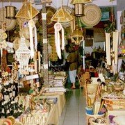 Aan het pleintje een reeks winkeltjes, gewijd aan het lokale handwerk: mandjes, dienbladen, matten van rotan of palmbladeren.