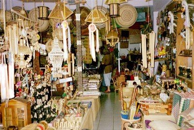 Aan het pleintje een reeks winkeltjes, gewijd aan het lokale handwerk: mandjes, dienbladen, matten van rotan of palmbladeren.    
