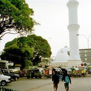 Op de overvolle, drukke alun-alun van Bandung staat een forse witte moskee, veel groter dan de maten van het plein eigenlijk toelaten.    