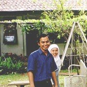 De huidige bewoners van de belakang, het concierge-paar. Mevrouw Kasoem woont - oud en ziek - in Jakarta.