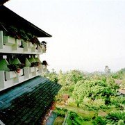 Het prachtige uitzicht vanaf de balkons van hotel Rosenda in het bergdorp Baturaden.