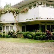 Het huis van mevrouw Kasoem, mooi voorbeeld van een rijkeluis-villa. 30 jaar geleden woonden we een maand lang in het bijgebouw en probeerden ons staande te houden tegenover de bedienden van het grote huis.    