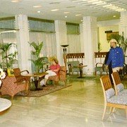 Deel van de lobby van het oud-koloniale hotel Savoy Homann in het hart van Bandung.