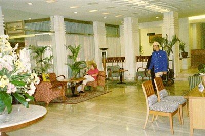 Deel van de lobby van het oud-koloniale hotel Savoy Homann in het hart van Bandung.    