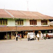 Onderweg van Bandung naar Baturaden komen we langs het plaatsje Tasikmalaya. Het bestaat vooral uit een pleintje waar de bussen stoppen.