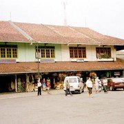 Onderweg van Bandung naar Baturaden komen we langs het plaatsje Tasikmalaya. Het bestaat vooral uit een pleintje waar de bussen stoppen.    