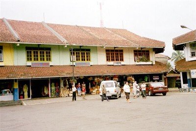 Onderweg van Bandung naar Baturaden komen we langs het plaatsje Tasikmalaya. Het bestaat vooral uit een pleintje waar de bussen stoppen.    